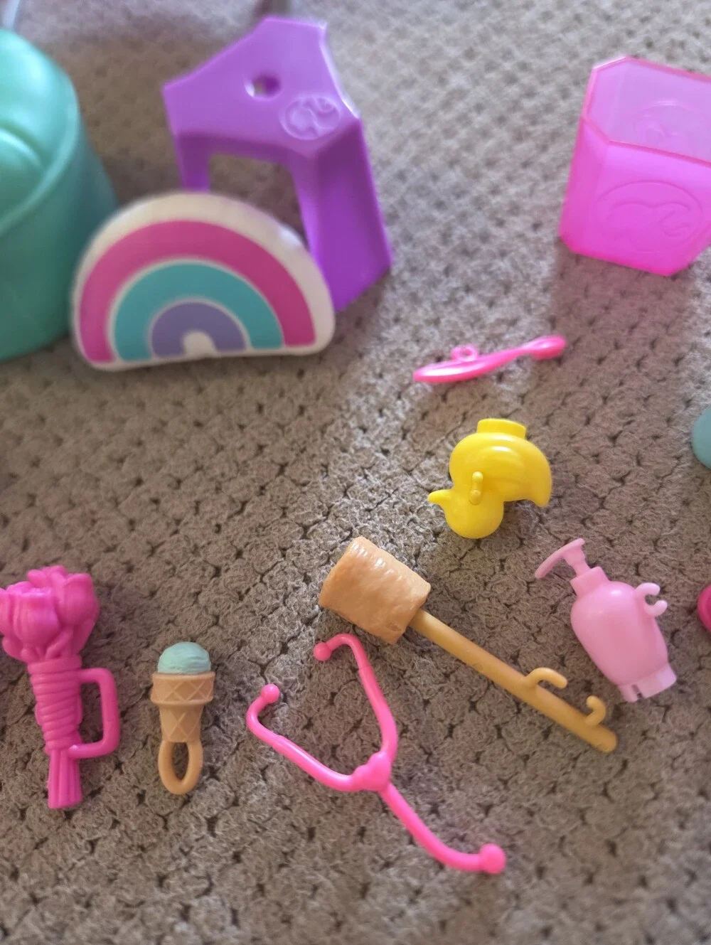 Barbie 29 piece lot of playset accessories for bathroom livingroom/dorm kitchen